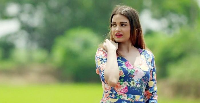 Himanshi Khurana Bio Early Life Career Net Worth And Salary